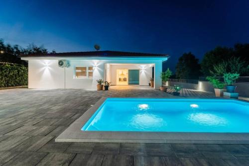 Villa Pavicini - with heated pool