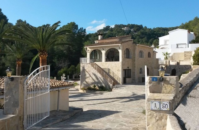 Villa Pendulo, Characteristic villa on 2000 m2 with great garden and pool.