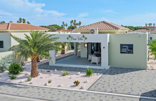 Villa Pura Vida with priva pool at Mambo Beach, Curacao