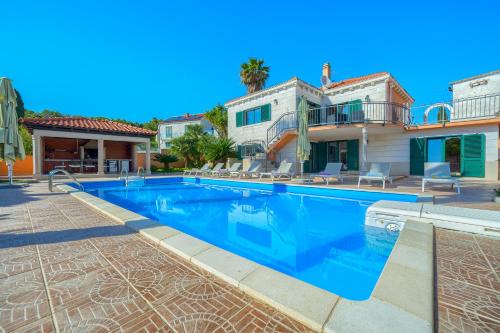 Villa Rasotica Relaxing Villa with Heated Pool, Perfect for Families