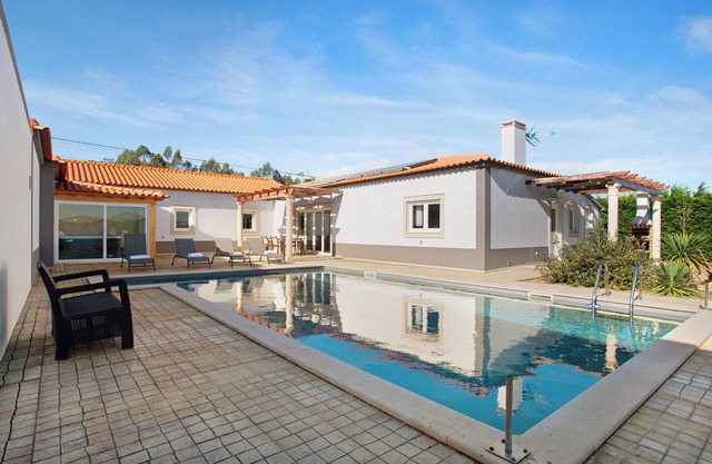 Villa 'Rosa Com Piscina E Jacuzzi' with Mountain View, Wi-Fi and Air Conditioning