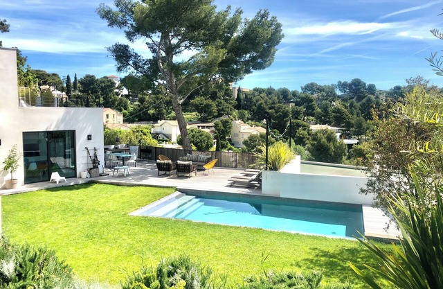 Villa Roucas Blanc in quiet neighborhood with unobstructed view. Beach access on foot.