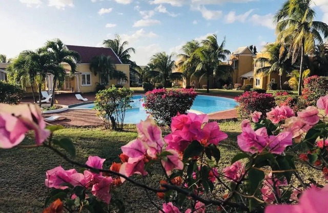 Villa Sécurisée dans un jardin calme avec piscine