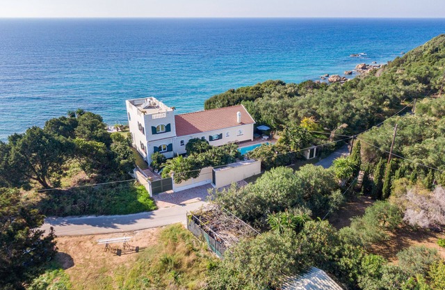 Villa 'Seahorse Bay Beach Halikounas' with Private Pool, Private Terrace and Air Conditioning