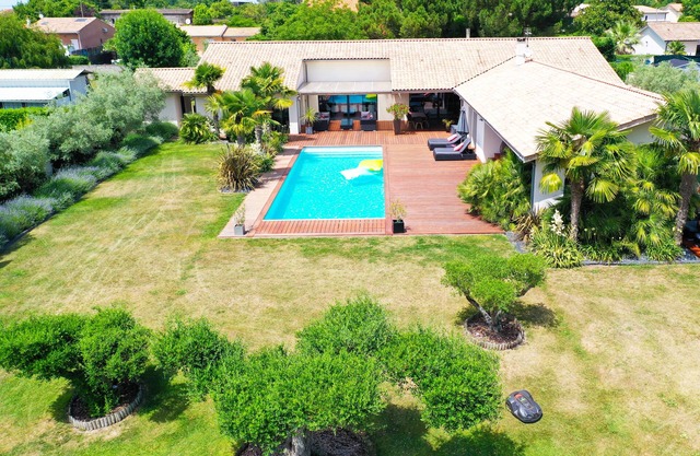 Villa sleeps 12 with private pool and jacuzzi in a quiet location.