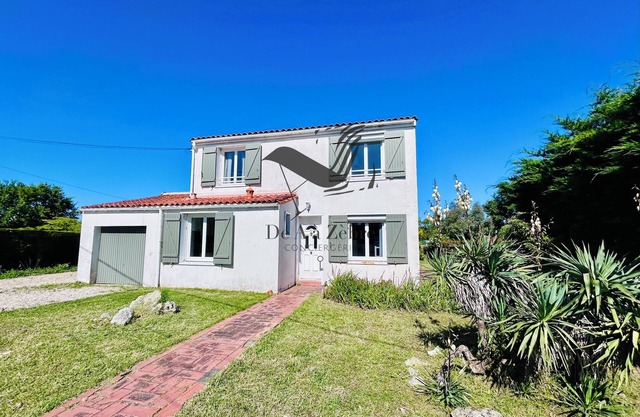 Villa Souzy - Family home with fully enclosed garden. 2km from the ocean.