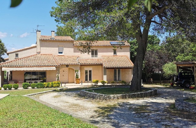 Villa Spacieuse, Avec Piscine, AU Calme DES Garrigues Nîmoises.