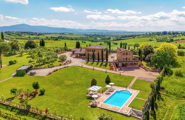 Villa Splendida, private villa with pool, A/C near Montepulciano and Cortona