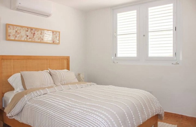 Villa Steps from the beach 3- bedroom, AC, WiFi, Small Pool & Outdoor Kitchen