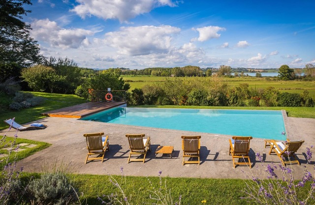 Villa sul Lago 9, with swimming pool and surrounded by greenery in the vicinity of Lake of Chiusi