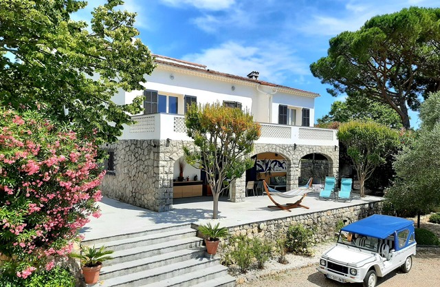 Villa: swimming pool, bar, pétanque, panoramic view, 20 minutes from the sea
