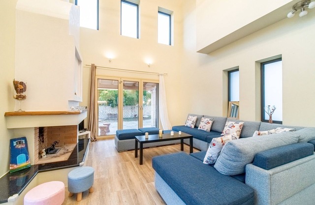 Villa 'The Mountain Villa' with Sea View, Shared Terrace and Air Conditioning