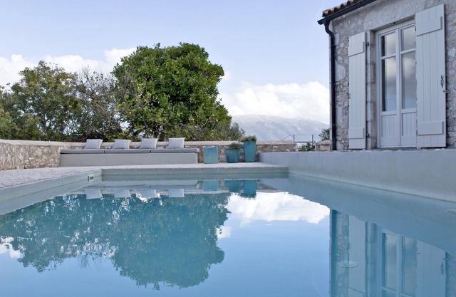 Villa To Throni