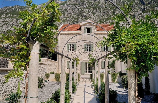 VILLA TOMA DOBROTA 1881nSeafront villa in Kotor