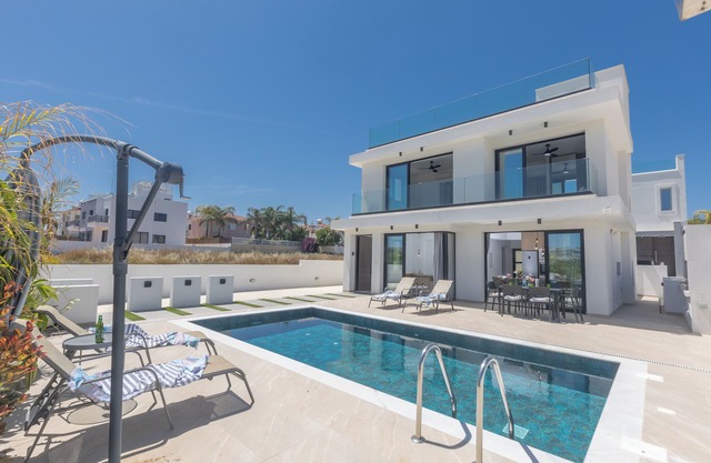 Villa Trinity, Fantastic 3BDR Villa with Pool, a minute walk to the Beach
