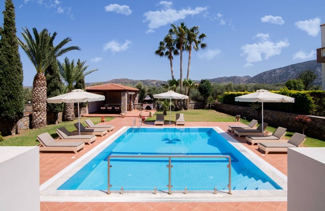 Villa Tyghi, 5 bedrooms, 4 bathrooms, private pool, large garden, BBQ area
