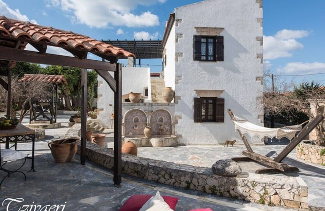 Villa Tzivaeri old mansion, huge private courtyard, BBQ, near airport sleeps 8+