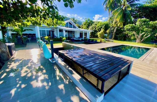 Villa Vaiava - private infinity pool on the beach