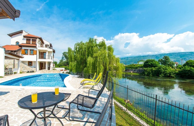 Villa Verde l Luxury Retreat l Riverside