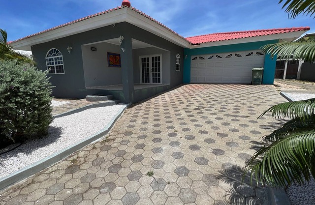 Villa Vivamus Curacao - Spacious 3-bedroom Villa with Pool and Gourmet Kitchen
