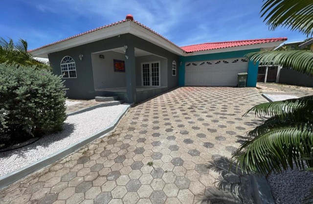 Villa Vivamus Curacao - Spacious 3-bedroom Villa with Pool and Gourmet Kitchen