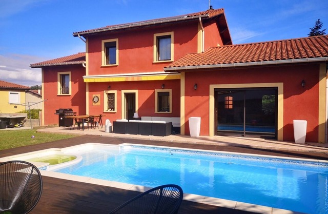 VILLA WITH SWIMMING POOL 15 MINUTES FROM LYON