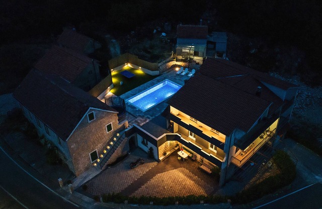 Villa with a heated private pool, parking, BBQ.