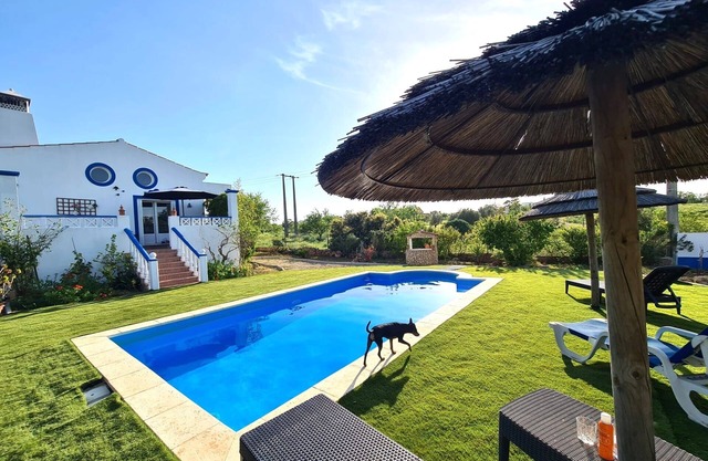 Villa with exclusive pool, air conditioning, barbecue,