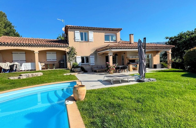 Villa with pool and garden, 2 bedrooms