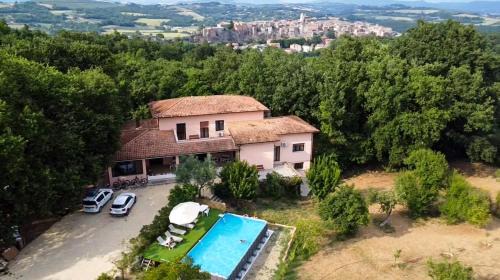 Villa with Garden near Rome for Groups & Families