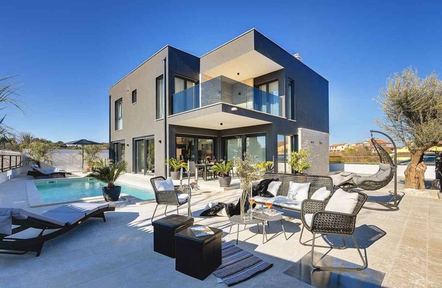 Villa with heated pool, jacuzzi and sauna
