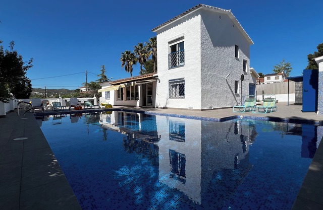 Villa with huge private pool 5 m x 11 m, 800 yards from beach with Wifi