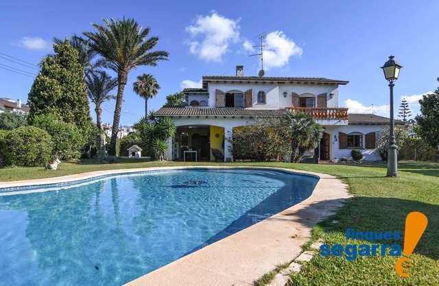 Villa with large garden and pool, next to the beach