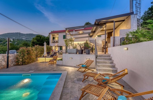 Villa with pool, terrace, barbecue, children's playground, sauna and gym