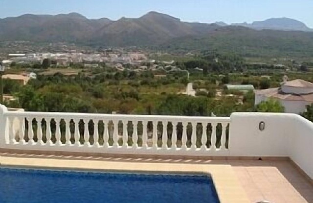 Villa with Private Pool and Beautiful Mountain Views over Jalon Valley