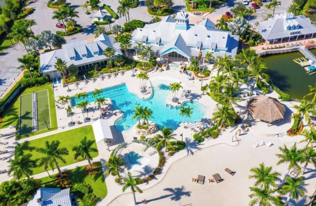 VILLA with private Pool in Naples Reserve