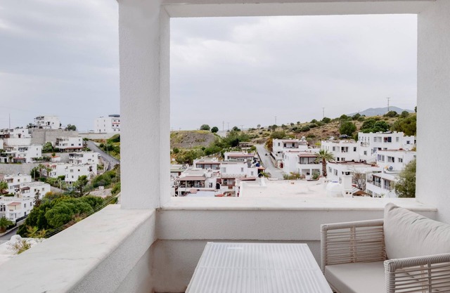 Villa with Sea View Balcony 6 min to Beach