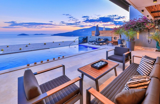 Villa Xanadu, 4 bedroom villa with table tennis, infinity pool and roof terrace
