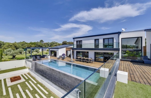 Villa Xavier - Five Bedroom Villa, Sleeps 12