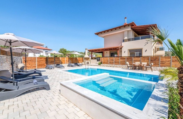 Villa Zephyr - Four Bedroom Villa, Sleeps 8