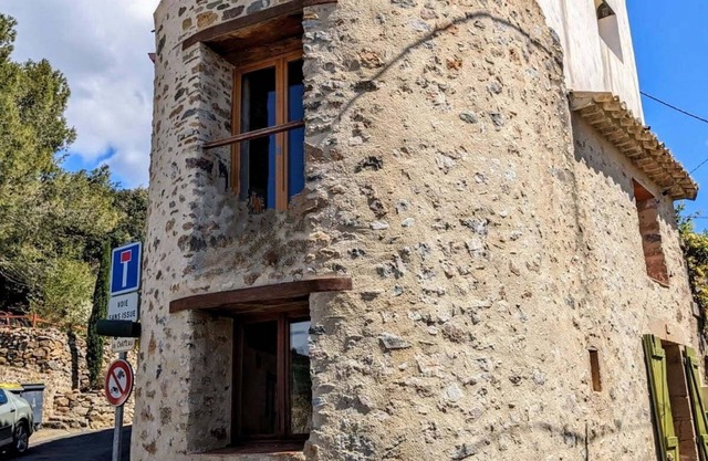 Village house 10 minutes' walk from Lac des Olivettes