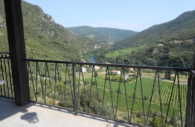 VILLAGE HOUSE WITH BEAUTIFUL VIEW OF THE VALLEY, HIKING TRAIL, GORGE