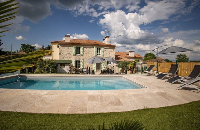 Village house with heated pool, jacuzzi, fitness room & arcade games