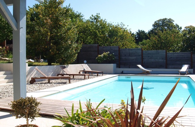 VILLAGE HOUSE WITH POOL, RELAXATION, LEISURE, VIEW ON THE PYRENEES GUARANTEED