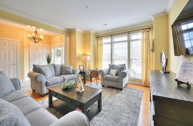 Villages of Five Points Townhouse.Community Pools, Pickleball Courts & More!