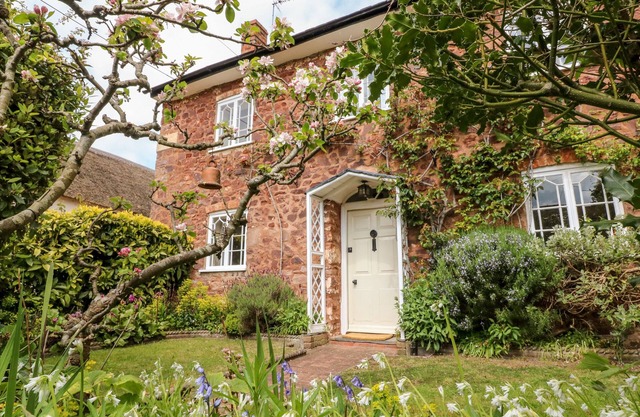 VINE COTTAGE, family friendly, character holiday cottage in Dunster
