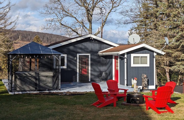 Vintage 1960s Cardinal Cottage, w/hot tub, fire pit, and 5 mins from the Lake