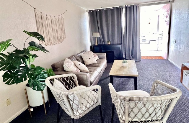 "Vintage 8" King Bed Walk to Old Town Scottsdale