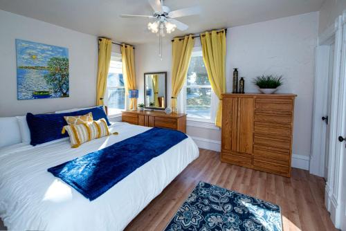 Vintage downtown flat near Holy Hill, Golf &Ski