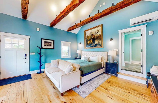 Vintage farmhouse studio with on-site hot tub - near year-round recreation